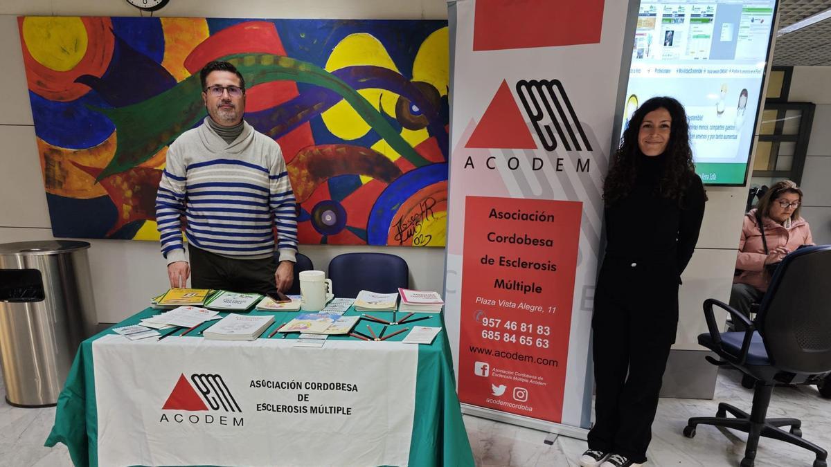 El presidente de Acodem, Antonio Galindo, a la izquierda, en la mesa informativa instalada en el hospital Reina Sofía.