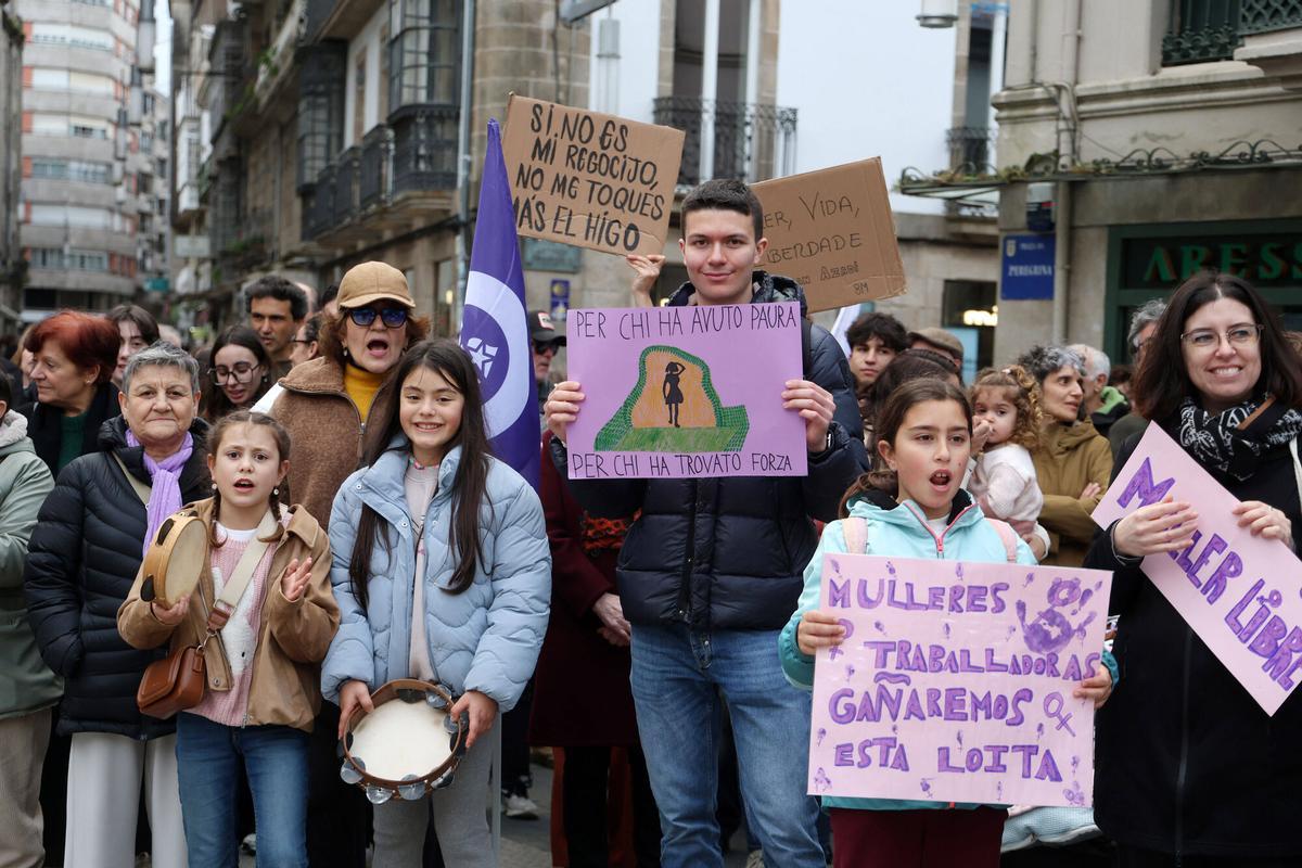 El 8 de marzo, Día Internacional de la Mujer, se celebró en Pontevedra con la participación de miles de personas y dos manifestaciones.
