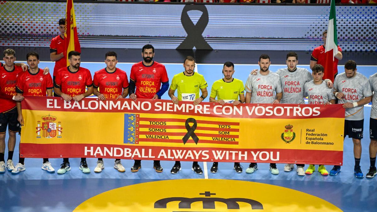Los jugadores de la selección española de balonmano y de la selección italiana guardan un minuto de silencio por las víctimas de la DANA
