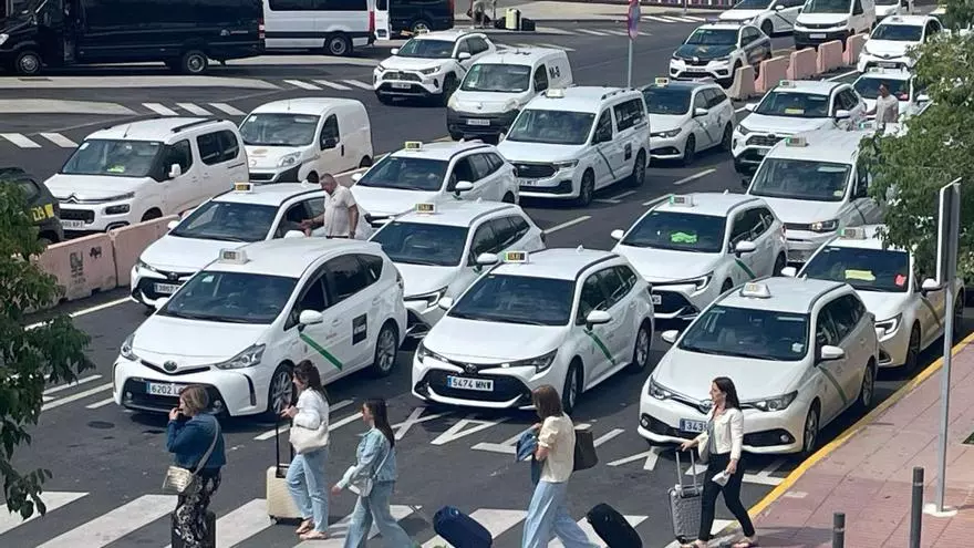 Los piratas toman el aeropuerto de Ibiza ante la resignación de los taxistas