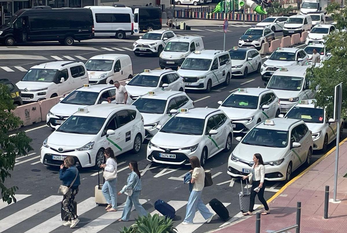 Los piratas toman el aeropuerto de Ibiza ante la resignación de los taxistas