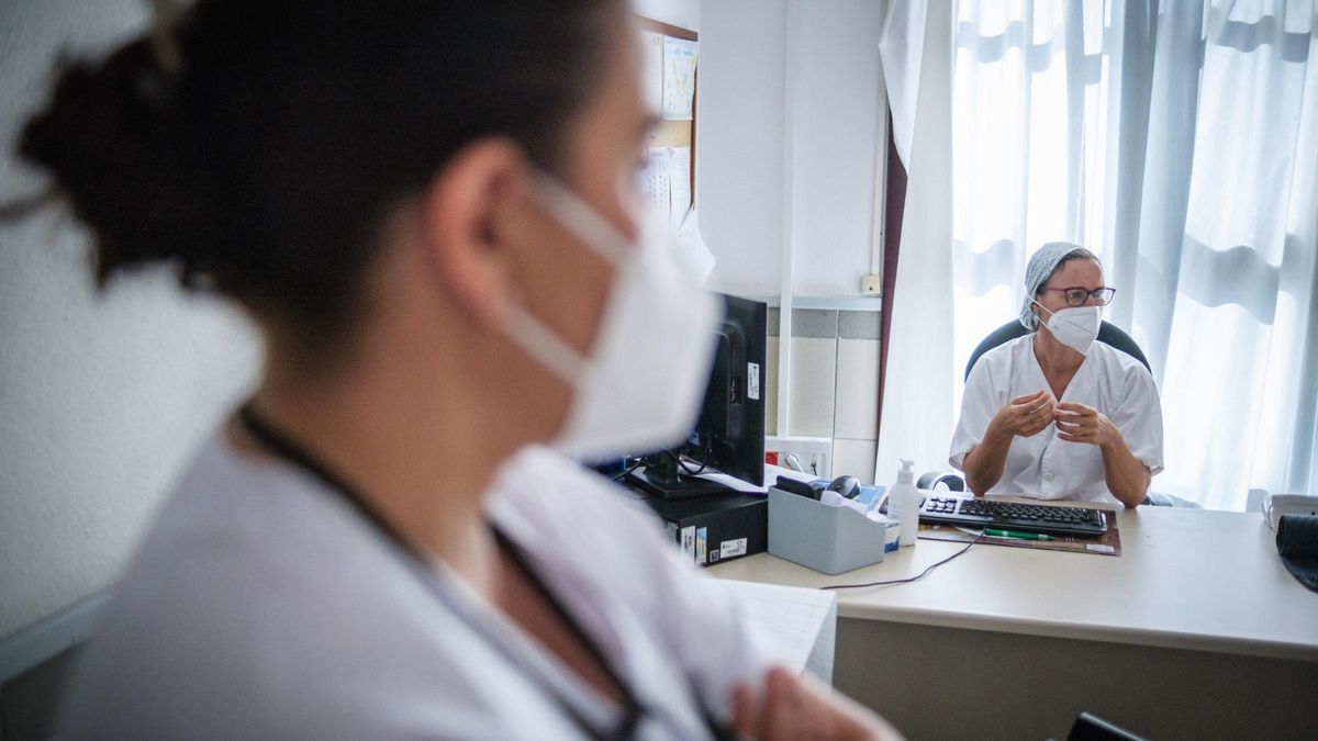 Dos médicos de atención primaria en su despacho.