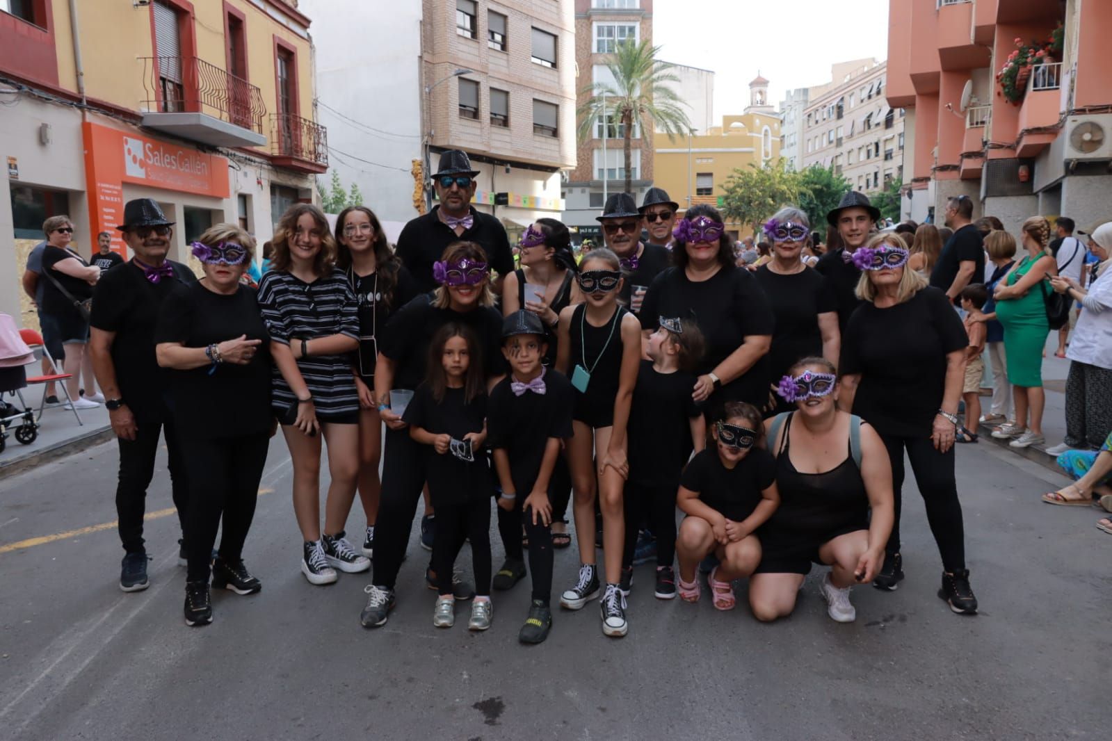 Fiestas de Sant Pere: Colorido desfile en la previa del 'bou al carrer'