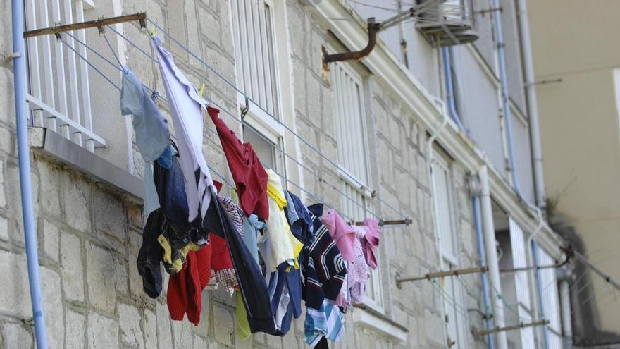 Ya es oficial: las comunidades de vecinos pueden prohibir esta escena típica en los edificios de Galicia
