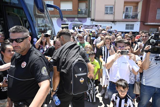 La afición despide a los jugadores del CD Castellón antes de la 'final' de Alcorcón