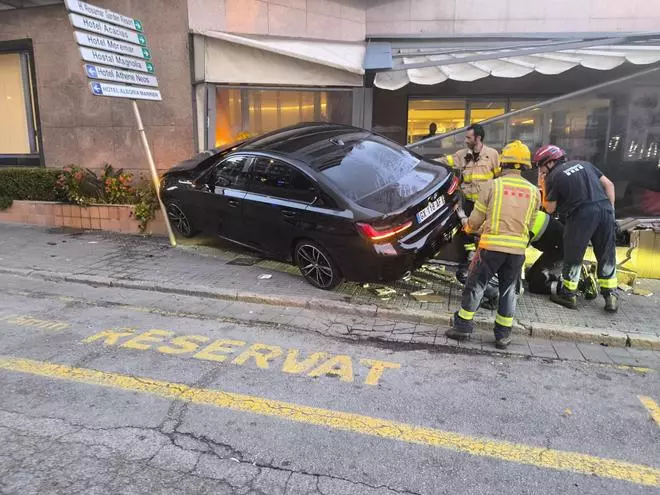 Les imatges del cotxe encastat a un hotell a Lloret