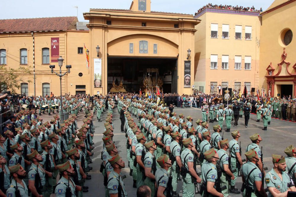 Tras desembarcar en el puerto de Málaga, la Compañía de Honores de la X Bandera del Tercio 'Alejandro Farnesio', IV protagoniza uno de los momentos más intensos de la Semana Santa de Málaga