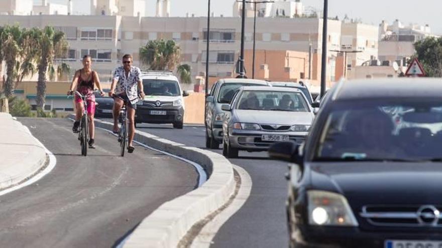 Los ciclistas ya pueden circular por la avenida de Elche con tranquilidad por el carril de dos kilómetros fruto de una obra de más de cinco meses.