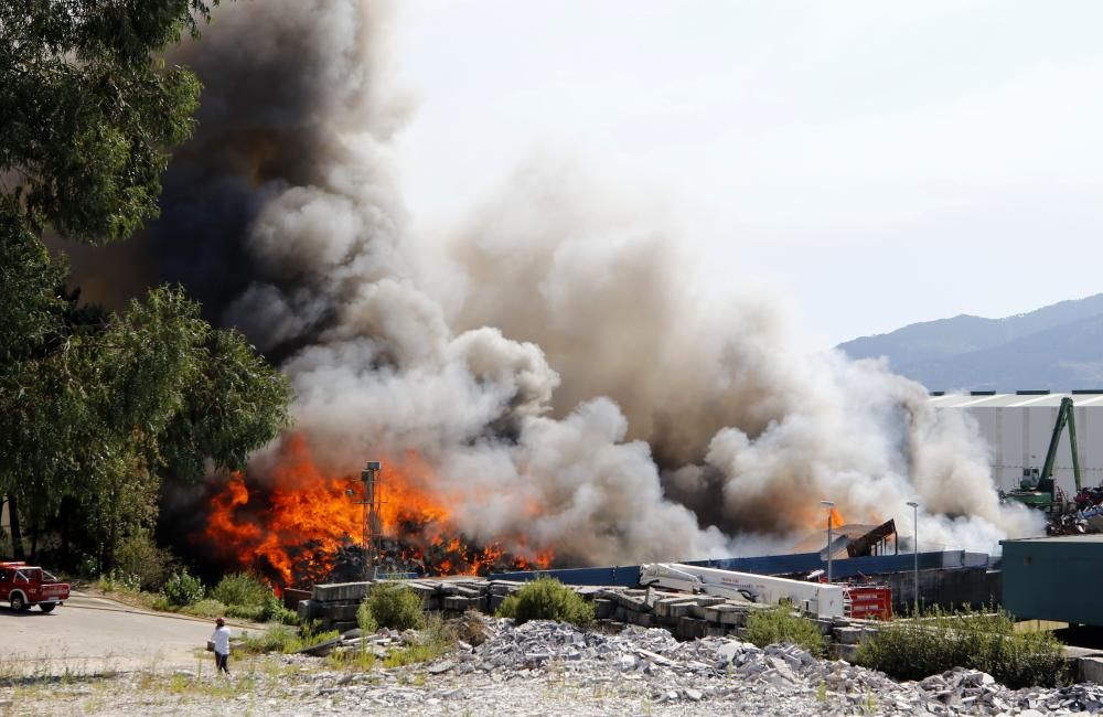 El fuego se ha registrado en una nave dedicada al reciclaje de residuos