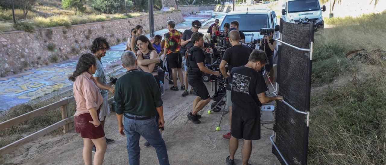 Un instante del rodaje del cortometraje Dana de Lucía Forner Segarra en la ladera del río.