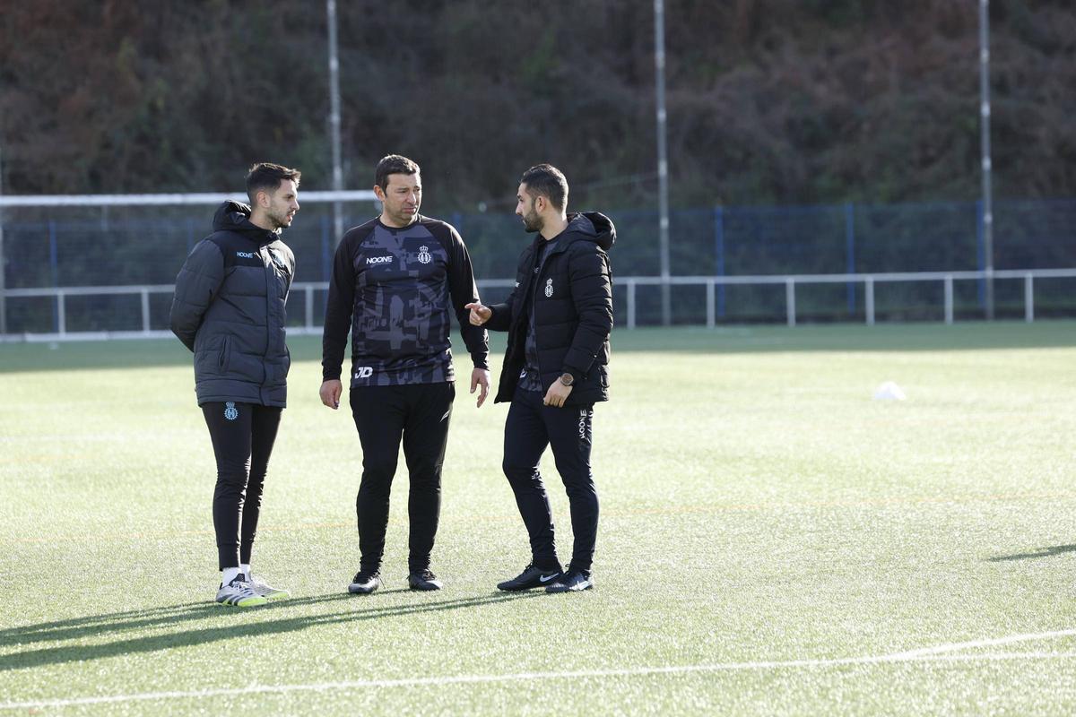 Dani Vidal habla con su cuerpo técnico durante un entrenamiento de esta semana