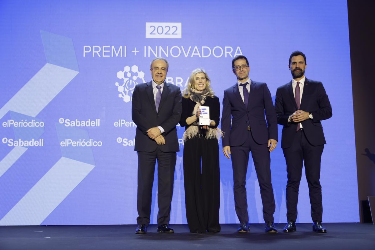 Carolina Aguilar y José Garrido recogen el premio a la Empresa Más Innovadora. Entregan el premio, Tobías Martínez, CEO de Cellnex, y Roger Torrent, ’conseller’ de Empresa.