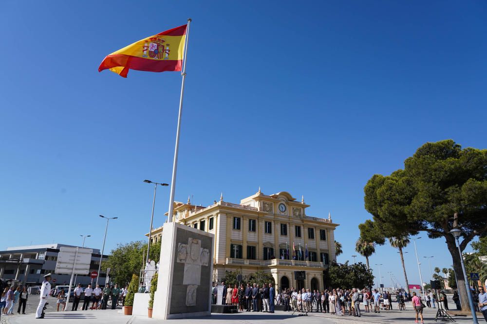 Imágenes del acto de izado de la bandera de España en el puerto