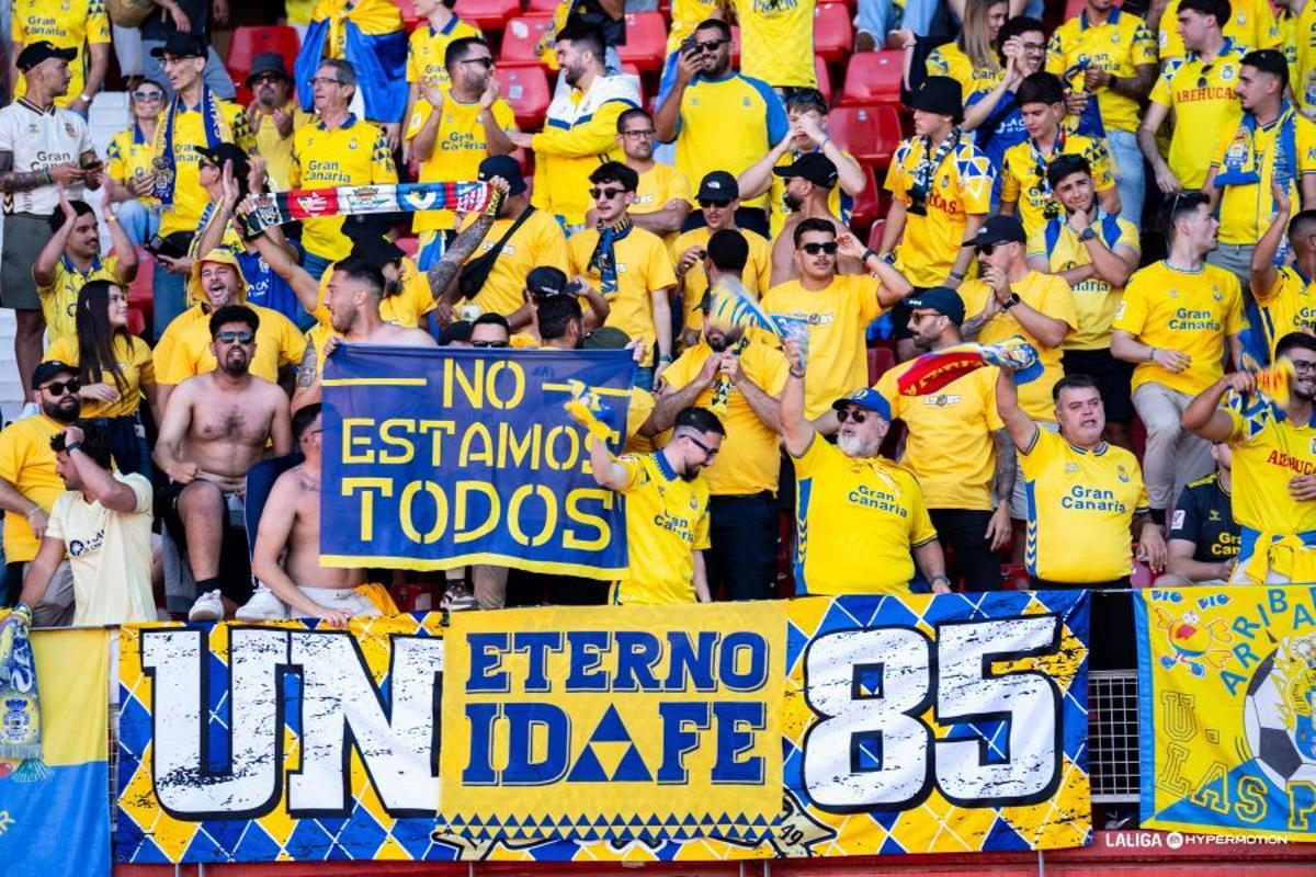 La afición de la UD desplazada a Almería, alentando al equipo en las gradas, ayer.