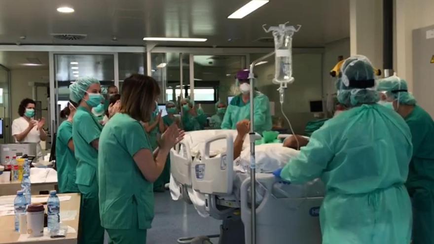Los sanitarios aplauden al paciente, vecino de Moaña, que se había convertido en el primer positivo por coronavirus en el área de Vigo. // FdV