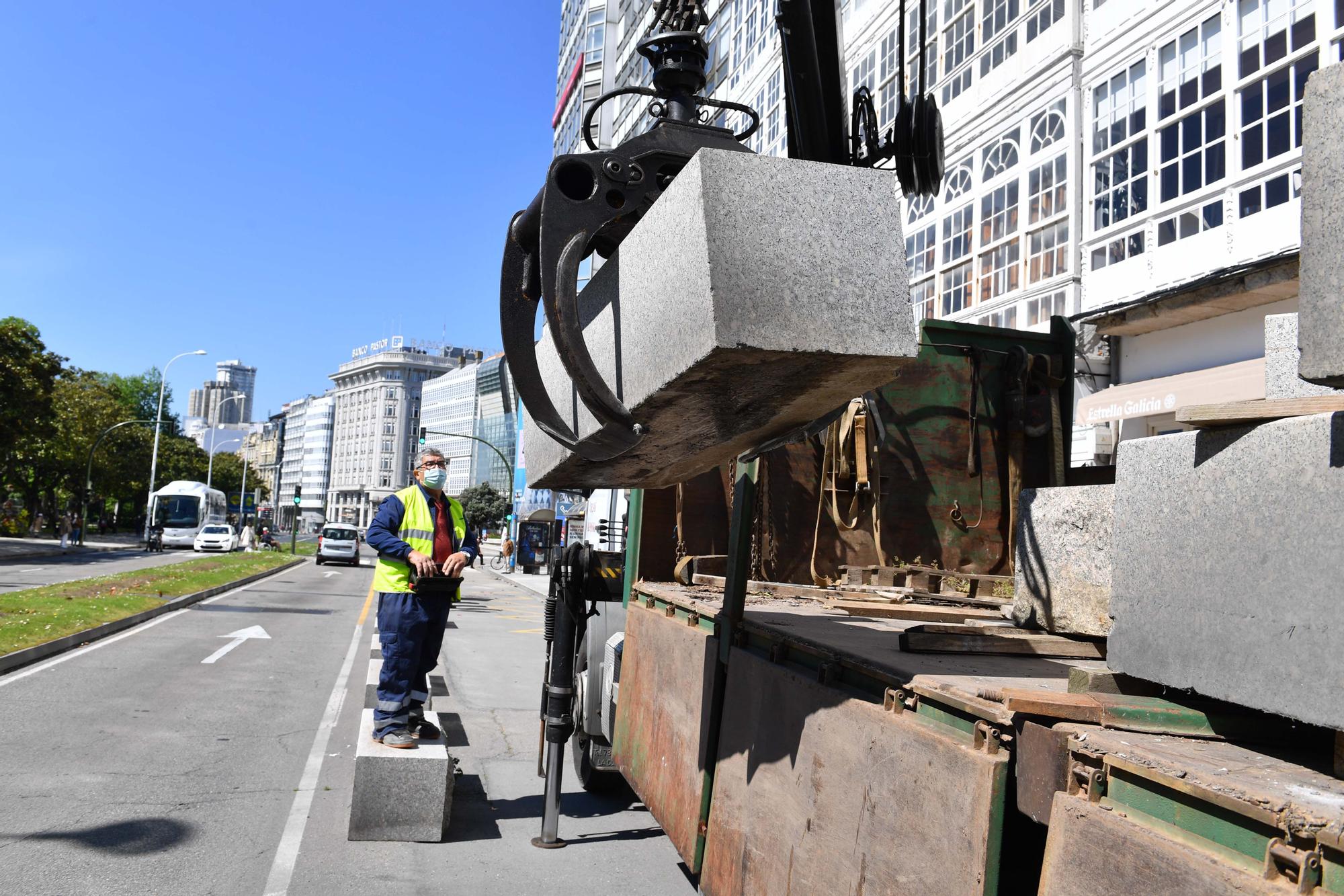 El Concello inicia la retirada de bloques para la peatonalización de la Marina