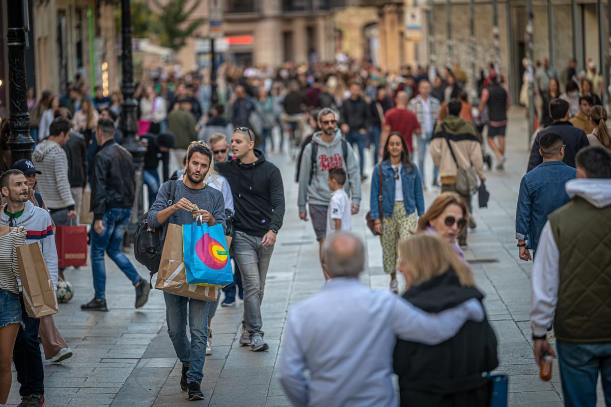 Ambiente de compras en el centro de Barcelona a principios de mes.