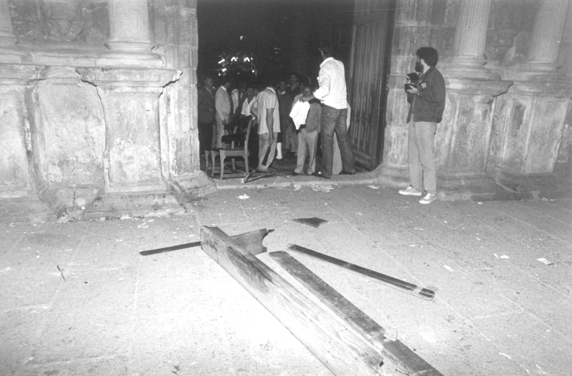 El conflicto de la contribución en Cangas: protestas y un alcalde asediado que no pudo volver a entrar en el Concello