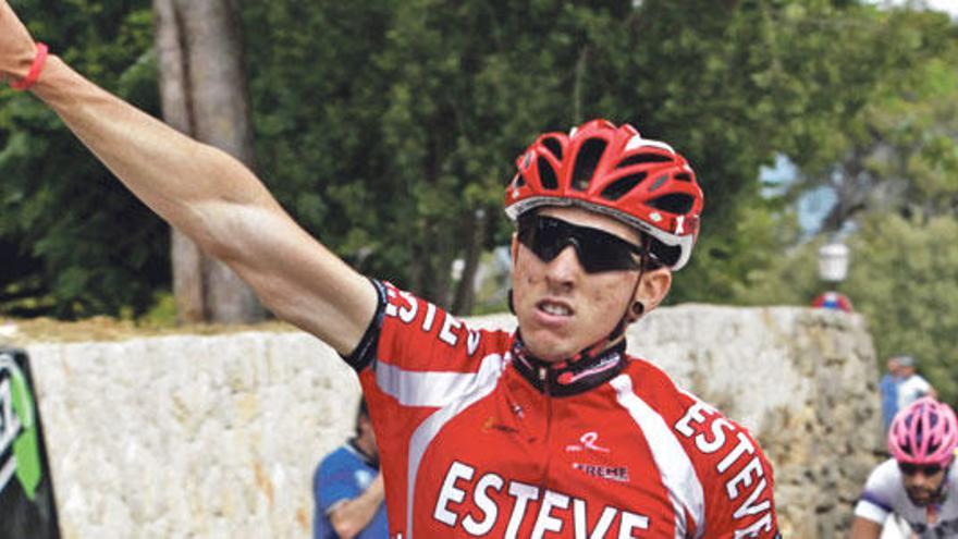 Rubén Sánchez celebra su victoria, por delante de Dani Crespí, en el Castell de Bellver.