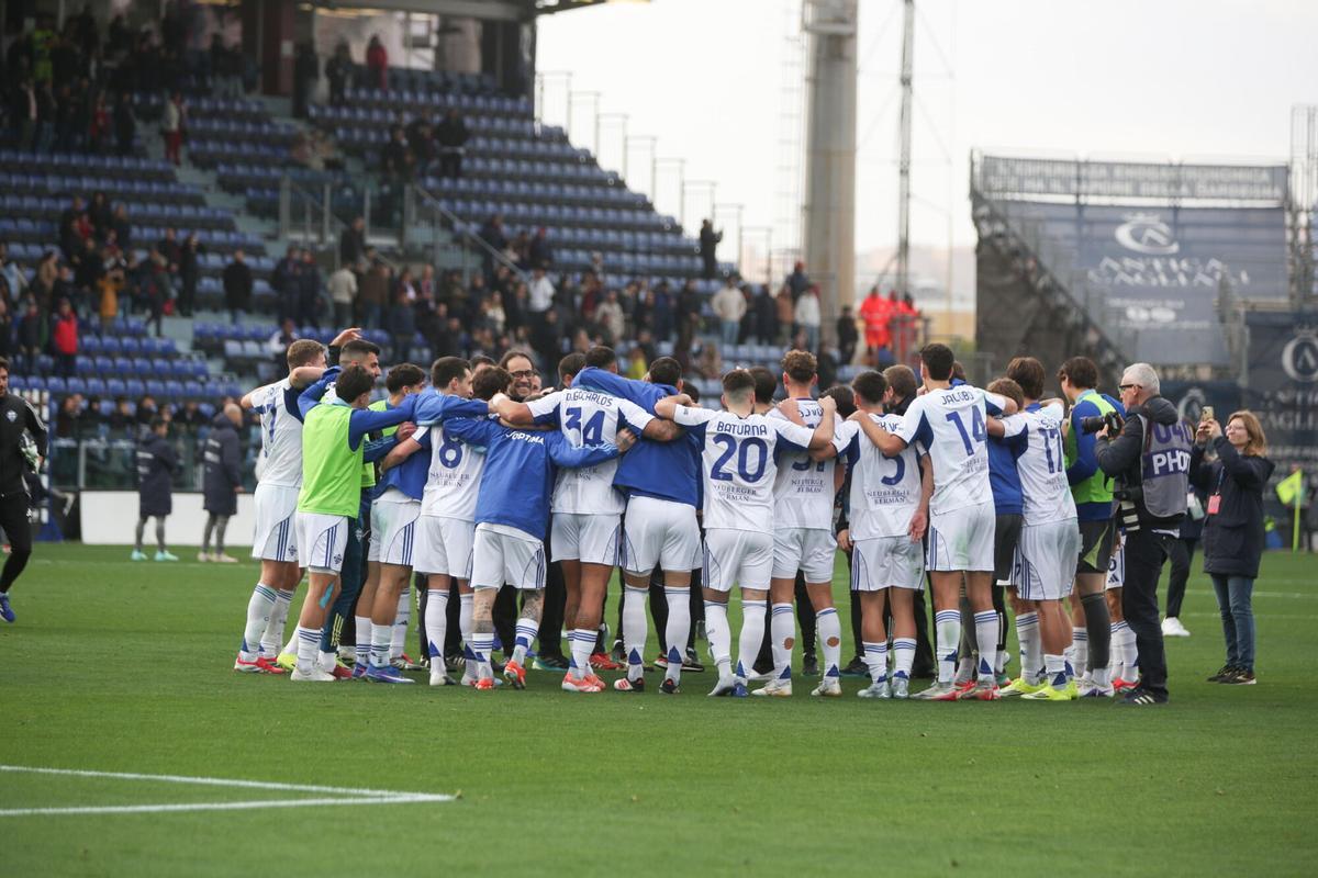 Los jugadores del Como celebran la victoria ante el Cagliari