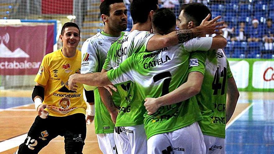 Los jugadores del Palma Futsal felicitan al argentino mati Rosa tras abrir el marcador.