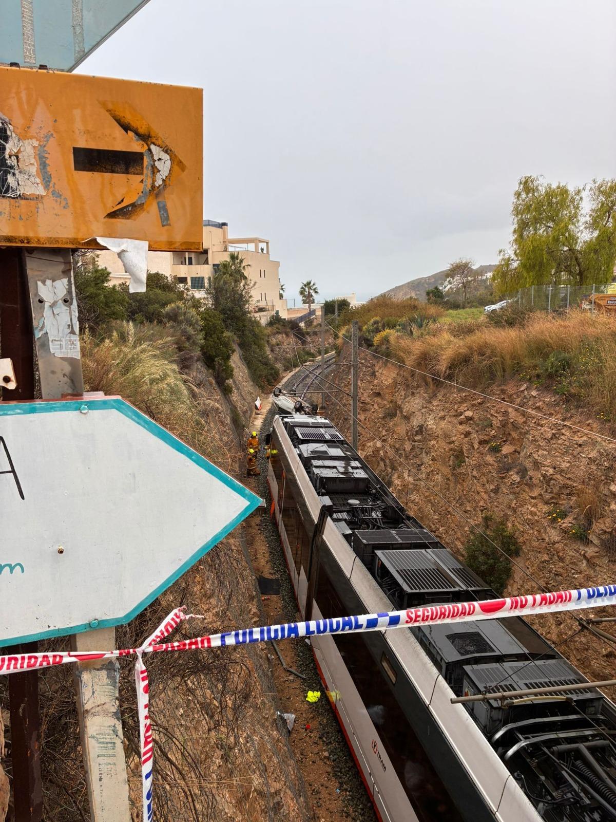 Aparatoso accidente en La Vila Joiosa: Cortada la Línea 1 del TRAM entre Cala Piteres y La Creueta tras caer un coche sobre la vía
