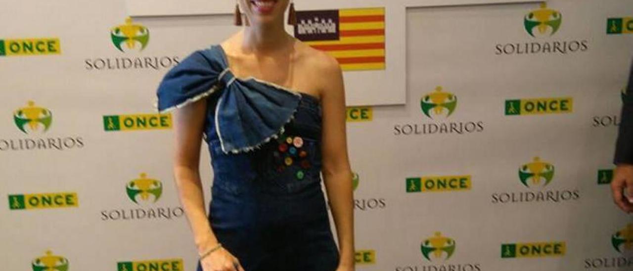 La consellera Sandra Espeja luciendo modelito de material reciclado.
