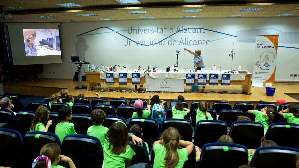 Imagen de la última edición de El Pati de la Ciència, actividad organizada por UA Divulga.