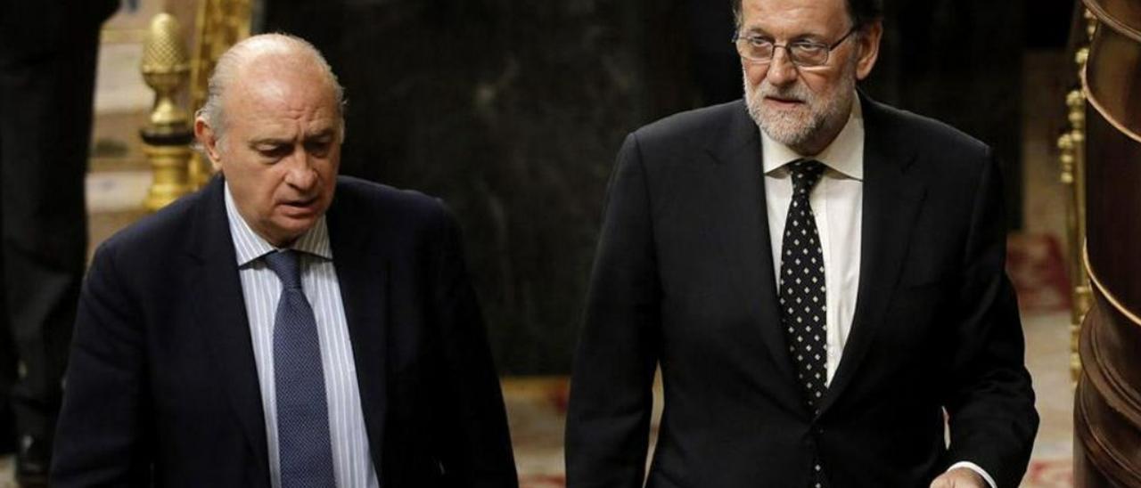 Jorge Fernández Díaz y Mariano Rajoy, en el pleno del Congreso de los Diputados, en una imagen de archivo. /