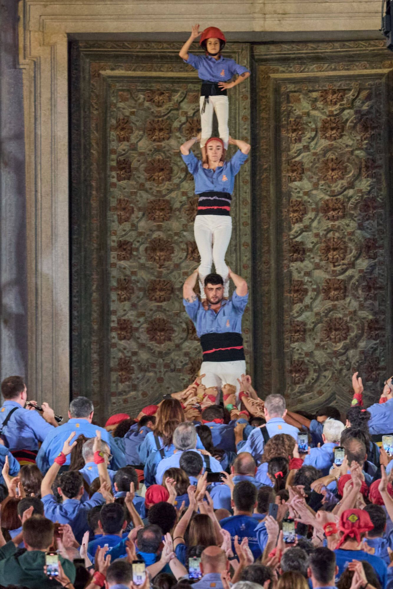 Les imatges de la pujada del pilar de 4 a les escales de la Catedral