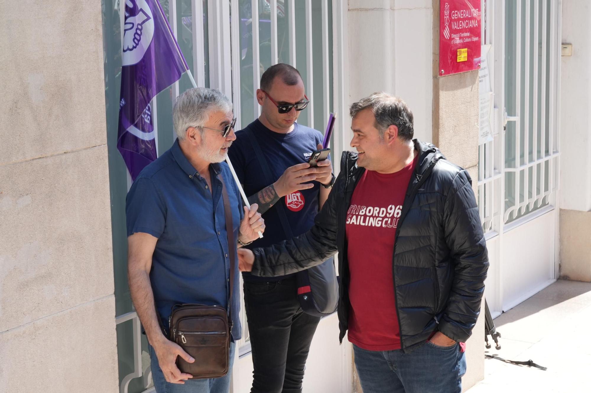 Huelga en la enseñanza: Los sindicatos se manifiestan frente a la dirección territorial de Educación en Castelló