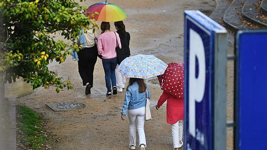 Viandantes con paraguas durante la tormenta.   | // FDV