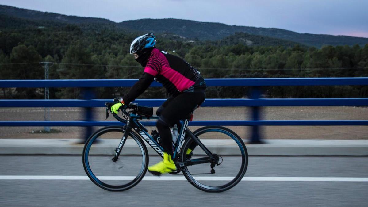 Un empleado de Hidraqua en marcha con su bicicleta