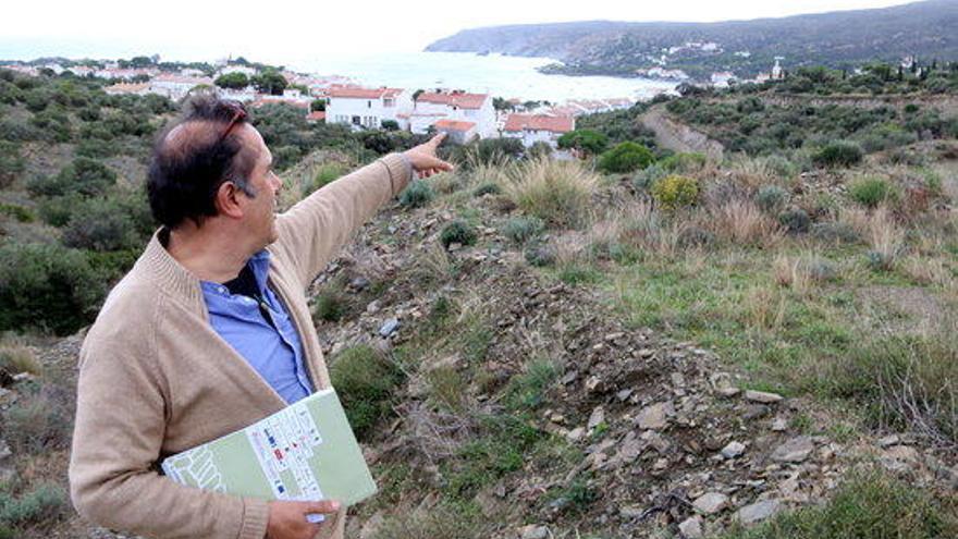 El secretari de l&#039;Associació d&#039;Amics de la Natura de Cadaqués, David Tibau, mostrant la zona on es preveu aixecar la nova urbanització