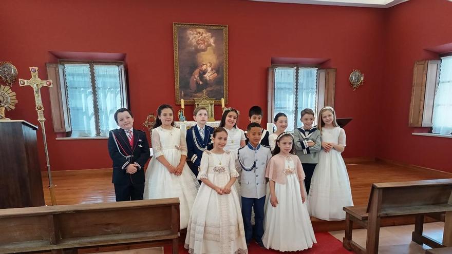 VÍDEO: Veintidos niños y niñas reciben la primera comunión en Cangas de Onís
