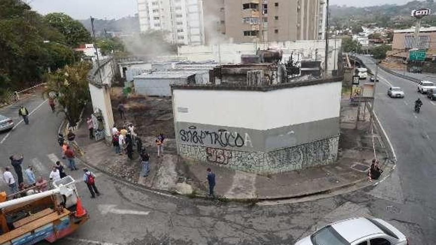 Subestación eléctrica incendiada en Caracas. // Efe