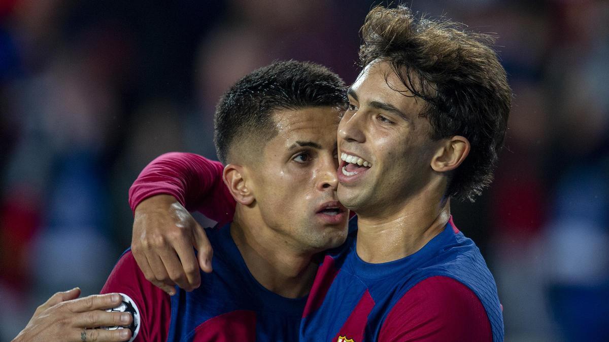 Joao Félix felicitando a Joao Cancelo tras el gol del empate durante el partido contra el Porto en Montjuic.