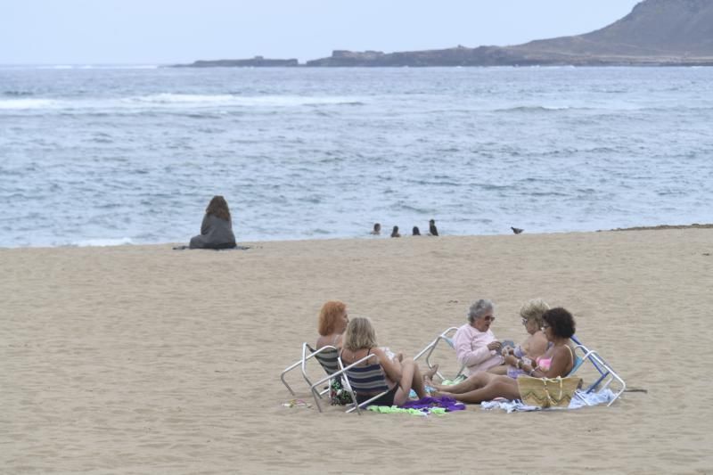 23-06-20 LAS PALMAS DE GRAN CANARIA.PLAYA DE LAS CANTERAS.LAS PALMAS DE GRAN CANARIA. Fotos de la gente desalojando Las Canteras. Fotos: Juan Castro  | 23/06/2020 | Fotógrafo: Juan Carlos Castro