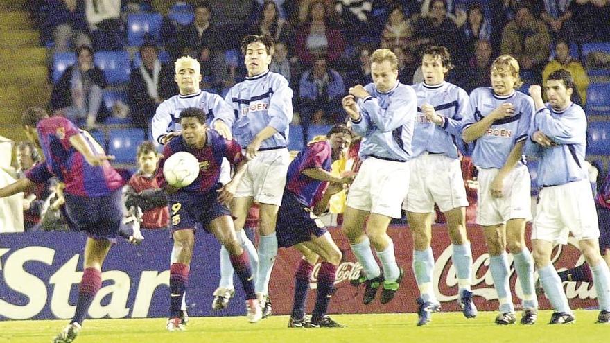 Rivaldo lanza una falta en el duelo europeo entre el Celta y el Barça. // Cameselle