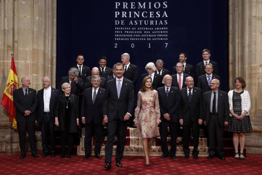 El Rey Felipe VI impone las insignias a los galardonados con los premios "Princesa de Asturias" 2017