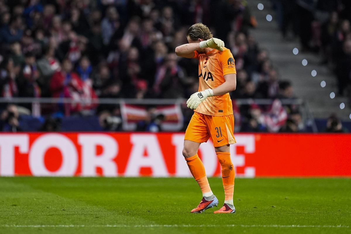 Antonin Kinsky, del Tottenham Hotspur, antes de ser sustituido en la Champions