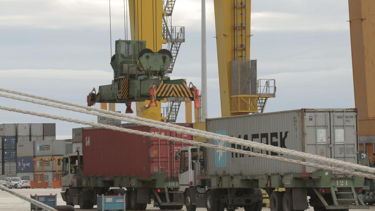 Terminal de carga de contenedores del Puerto de València.