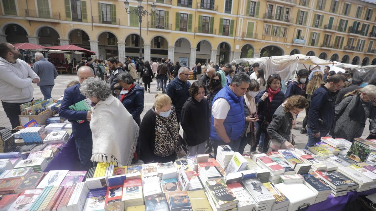 Sant Jordi en Palma revive tras la lluvia