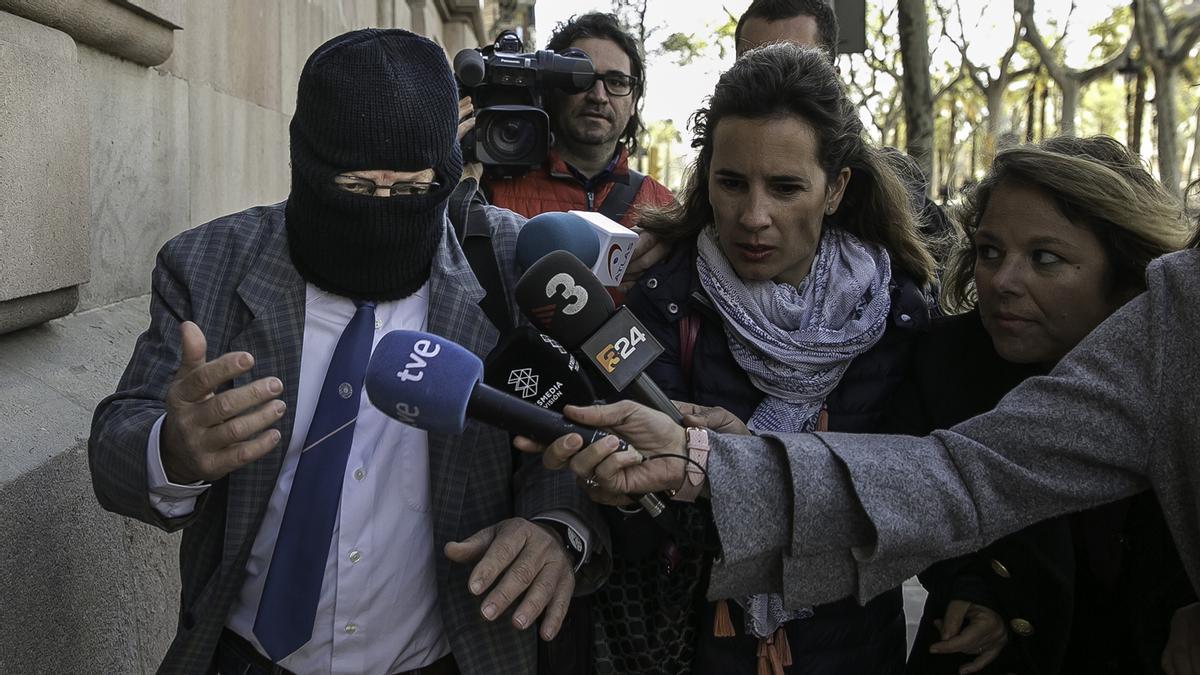 Barcelona 26/03/2019 JUICIO EN LA AUDIENCIA DE BARCELONA por los casos de pederastia en los Maristas. El exprofesor de gimnasia del colegio Sants-Les Corts, Joaquim Benítez, que se enfrenta a 22 años de prisión por abusar sexualmente de cuatro alumnos a su llegada a la Audiencia de Barcelona.  Fotografia de JOAN CORTADELLAS