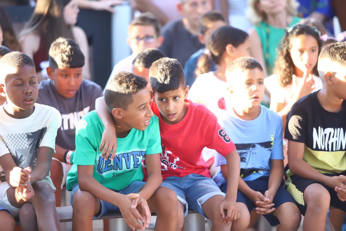 Las instituciones reciben a los niños saharauis