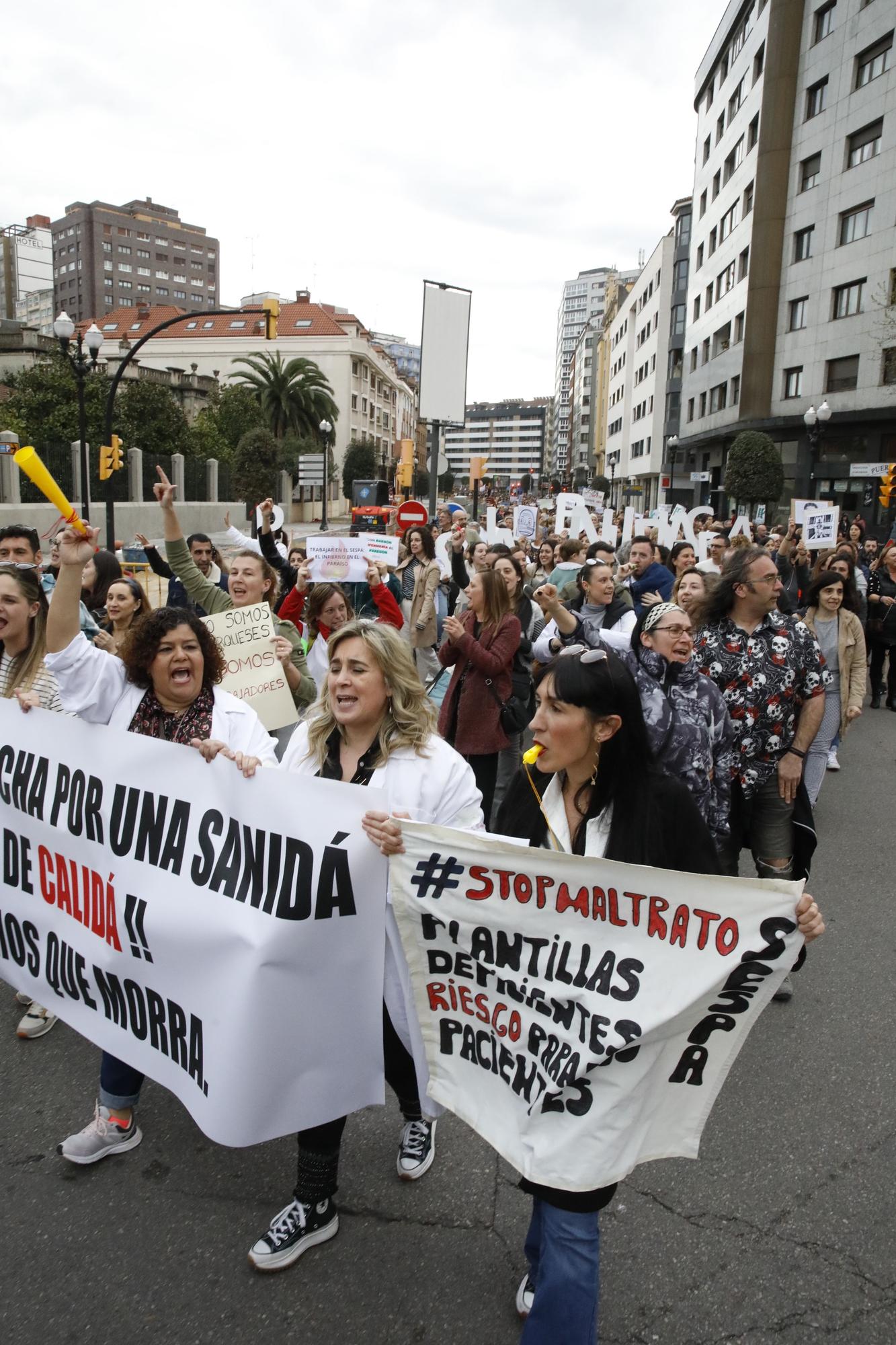 En imágenes: Los sanitarios se manifiestan en Gijón al grito de "no queremos más dinero, queremos mejores condiciones laborales"