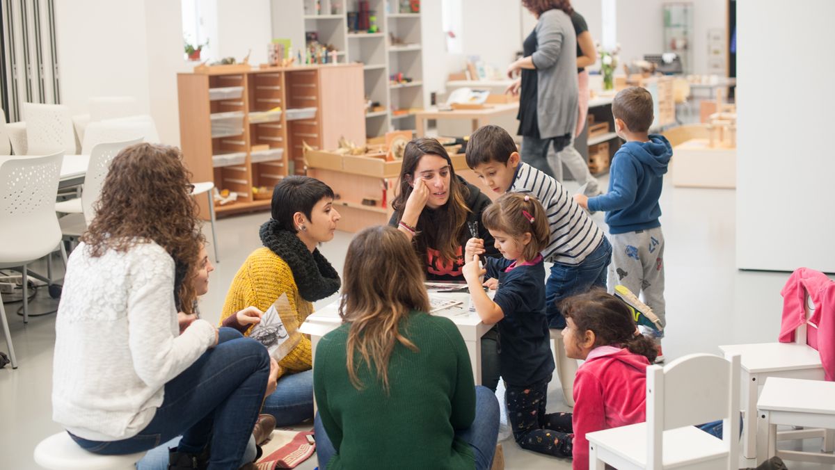 Estudiantes de los grados de Maestro de la UVic durante una clase práctica