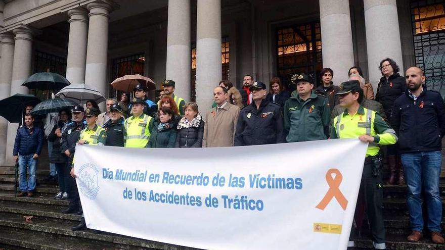 Concentración en recuerdo de las víctimas de accidentes de tráfico  |  La jefa provincial de Tráfico encabezó la concentración que se celebró ante la Subdelegación del Gobierno con motivo del Día Mundial en Recuerdo de las Víctimas de los Accidentes de Tráfico que se conmemoró ayer. Estuvo acompañada por efectivos de las fuerzas de seguridad y otros cargos. El objetivo es continuar luchando por reducir al máximo el número de fallecidos y lesionados a causa de la siniestralidad vial.