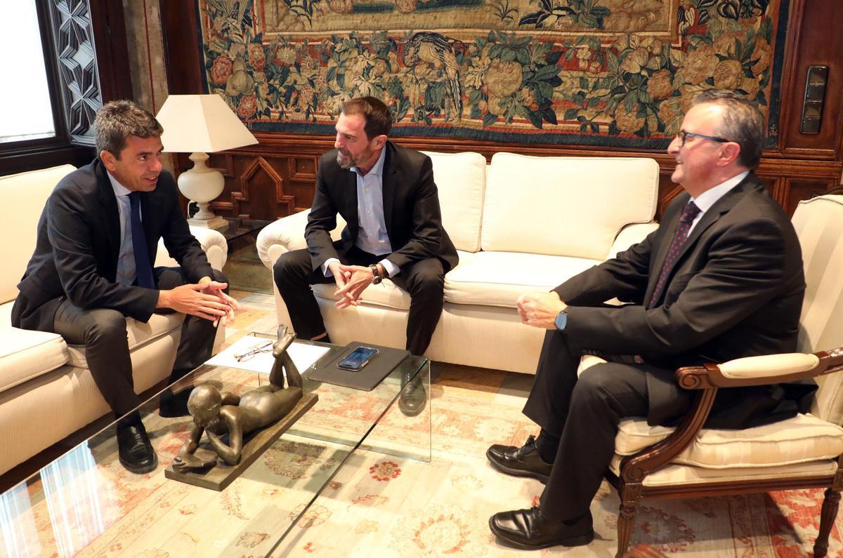 El presidente de la Generalitat, Carlos Mazón, con los representantes de Provia.