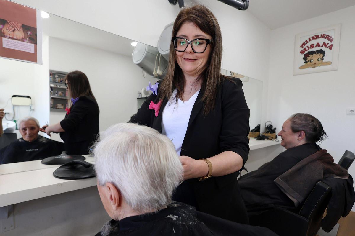 Susana, al frente de la peluquería de su mismo nombre, reconoce que "no me gusta nada" el cambio de nombre.